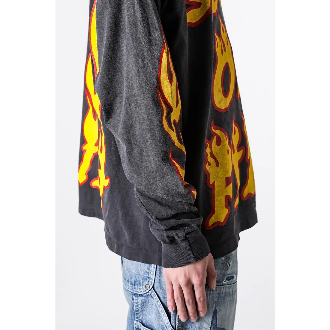 SAINT Mxxxxxx LS TEE/SOUL ON FIRE/BLK Soul flame/flame long sleeves, washed black S-XL, look for cylindrical fabrics with no side seams, don’t buy open ones anymore, boring Assute ready-made garments dyed, sprayed the whole thing with horse-hair spray, and then sprayed again to fade the color, the collar and cuffs are frayed, many places are torn, super large printing position, very difficult to print, complete accessories, with little angel anti-counterfeiting label